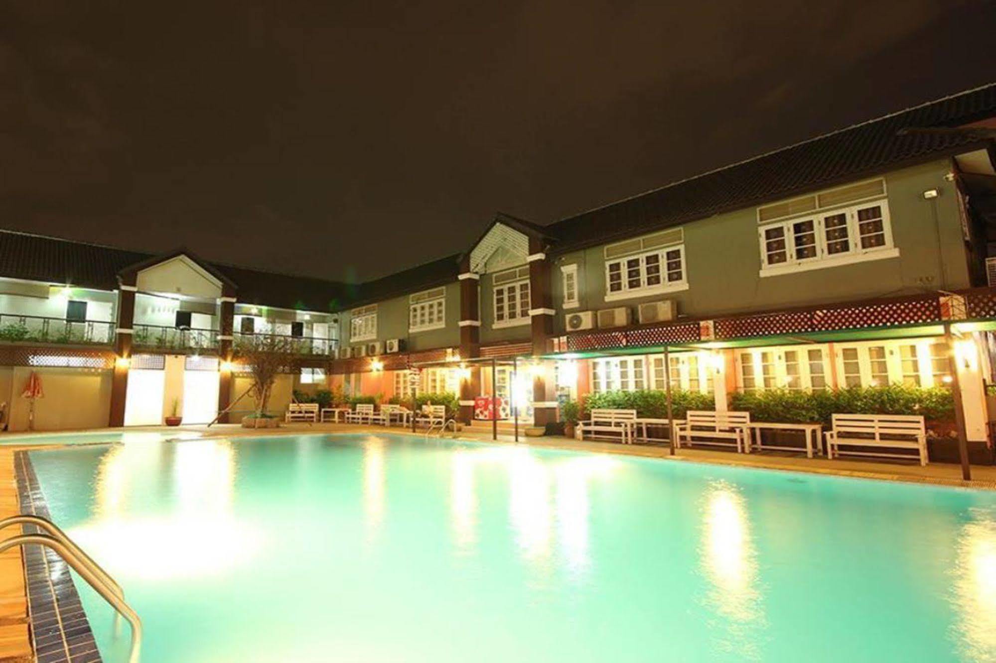 Waratee Spa Resort Villa Bangkok Buitenkant foto